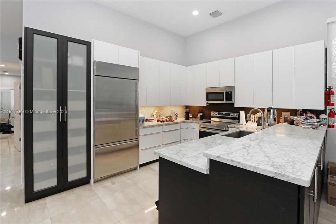 合同活跃: $7,000 (3 贝兹, 2 浴室, 2010 平方英尺)