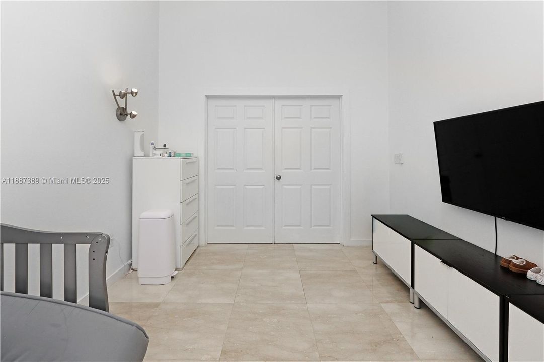 合同活跃: $7,000 (3 贝兹, 2 浴室, 2010 平方英尺)