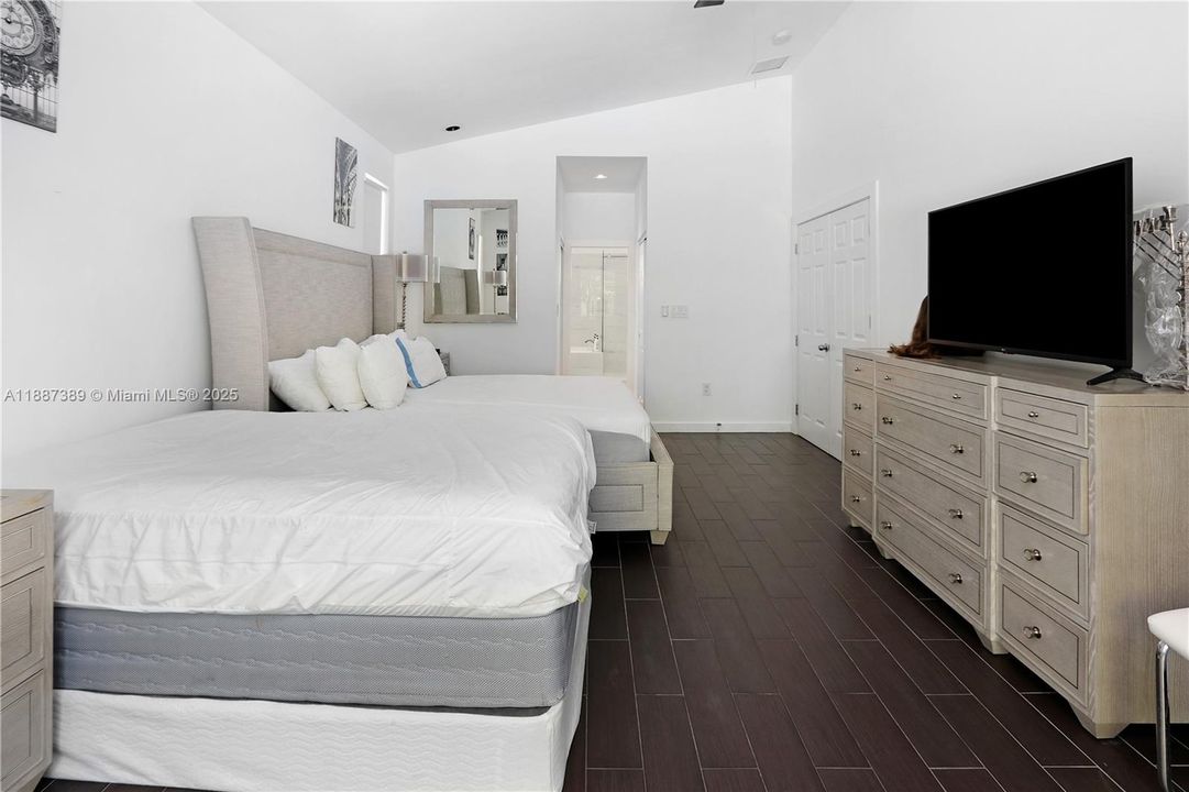 合同活跃: $7,000 (3 贝兹, 2 浴室, 2010 平方英尺)