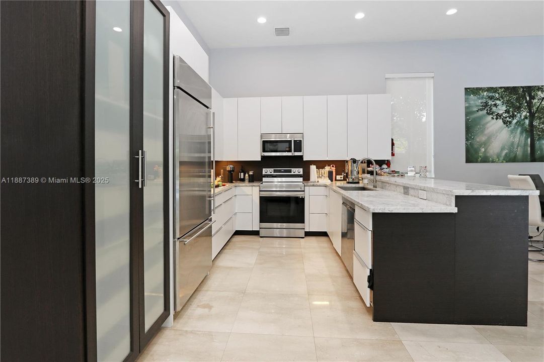 合同活跃: $7,000 (3 贝兹, 2 浴室, 2010 平方英尺)