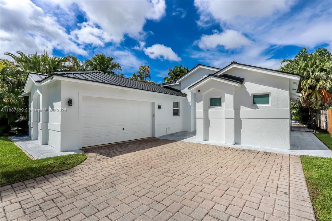 合同活跃: $7,000 (3 贝兹, 2 浴室, 2010 平方英尺)