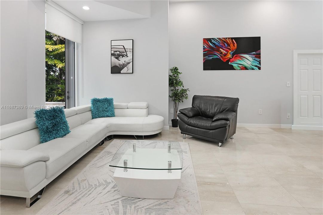 合同活跃: $7,000 (3 贝兹, 2 浴室, 2010 平方英尺)