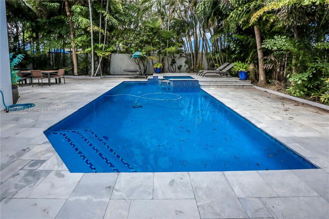 合同活跃: $7,000 (3 贝兹, 2 浴室, 2010 平方英尺)