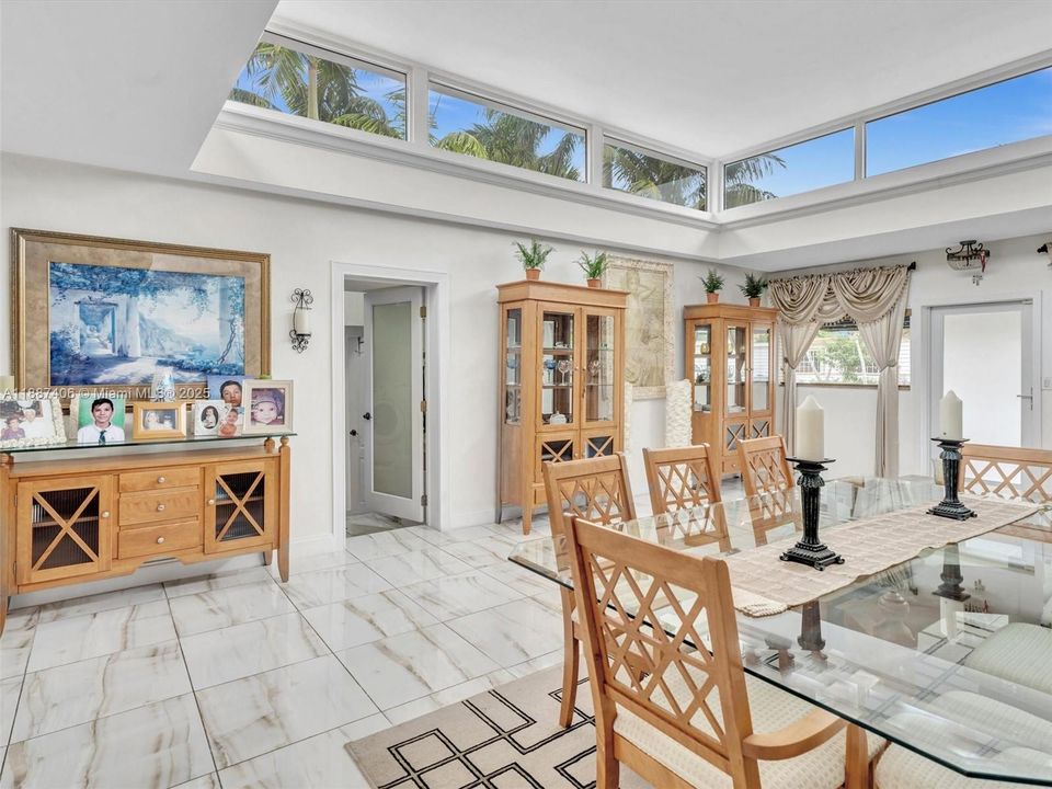 En Venta: $1,395,000 (3 camas, 2 baños, 2273 Pies cuadrados)