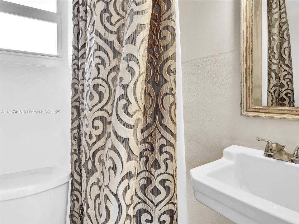 En Venta: $1,395,000 (3 camas, 2 baños, 2273 Pies cuadrados)