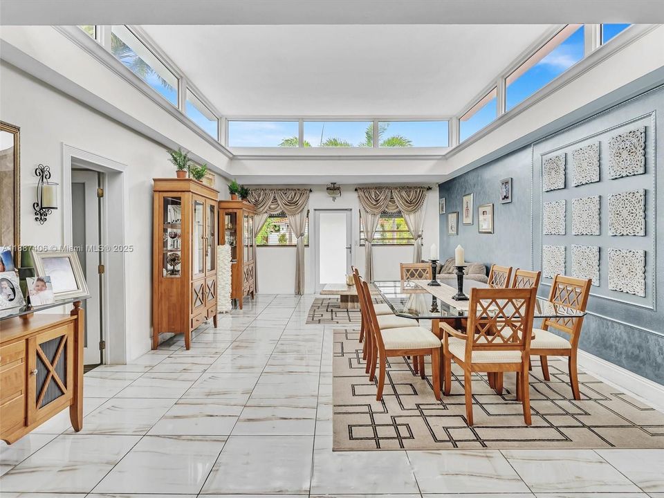 En Venta: $1,395,000 (3 camas, 2 baños, 2273 Pies cuadrados)