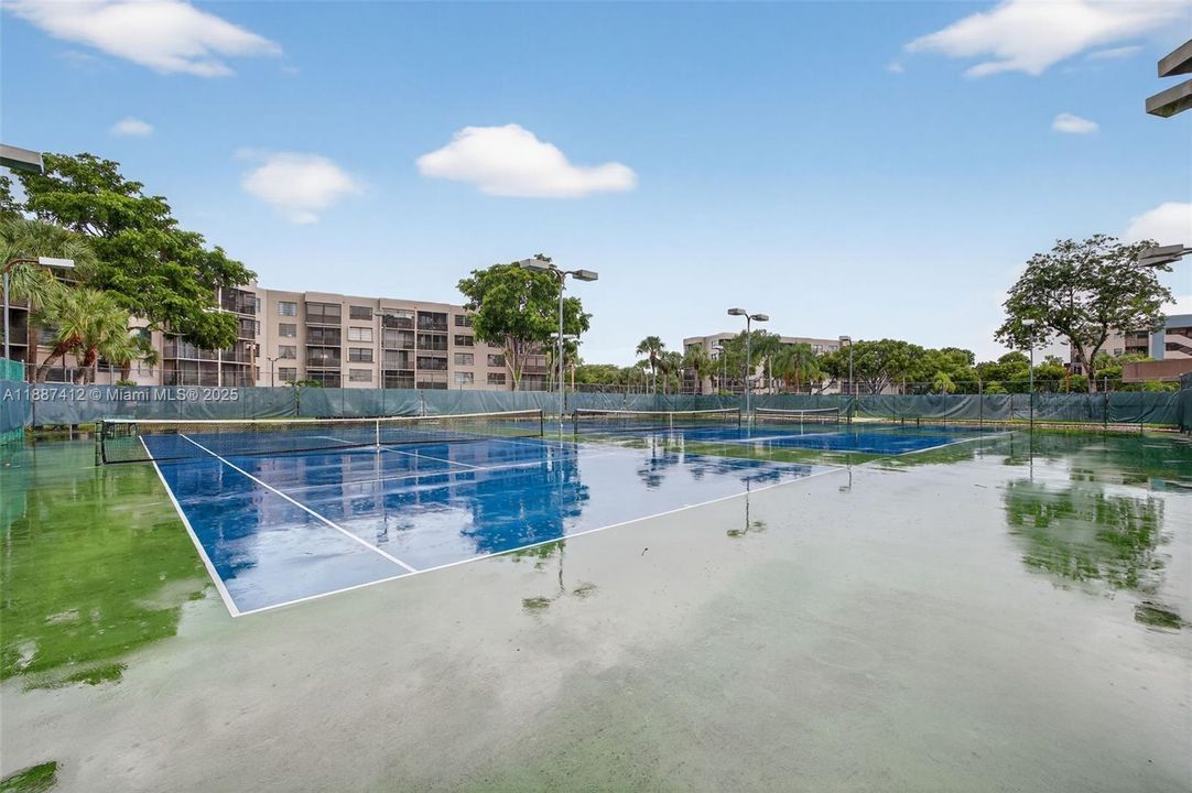 待售: $135,000 (1 贝兹, 1 浴室, 773 平方英尺)