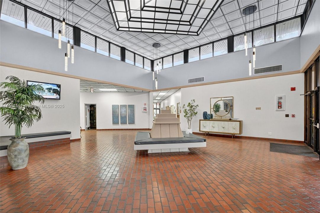 待售: $135,000 (1 贝兹, 1 浴室, 773 平方英尺)