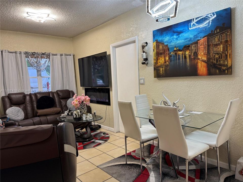 На продажу: $690,000 (4 спален, 2 ванн, 3044 Квадратных фут)