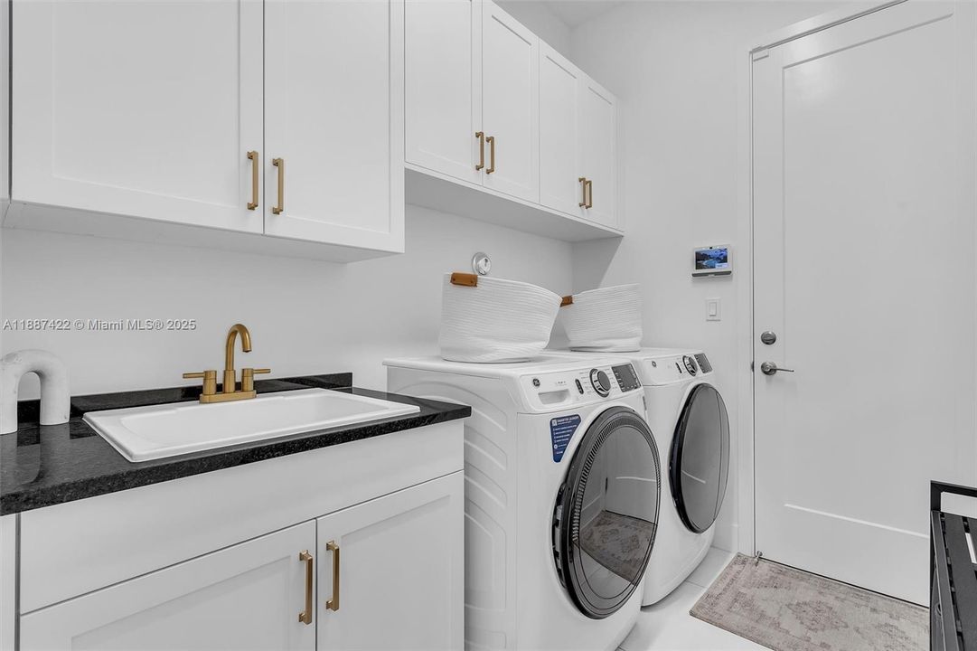 Active With Contract: $1,790,000 (3 beds, 3 baths, 2573 Square Feet)