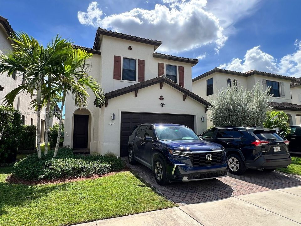 待售: $720,000 (3 贝兹, 2 浴室, 2025 平方英尺)