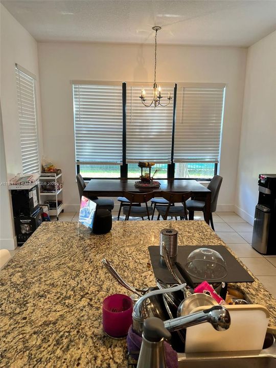 待售: $720,000 (3 贝兹, 2 浴室, 2025 平方英尺)