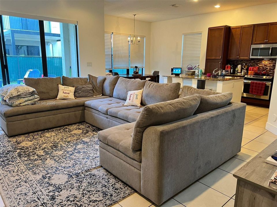 待售: $720,000 (3 贝兹, 2 浴室, 2025 平方英尺)