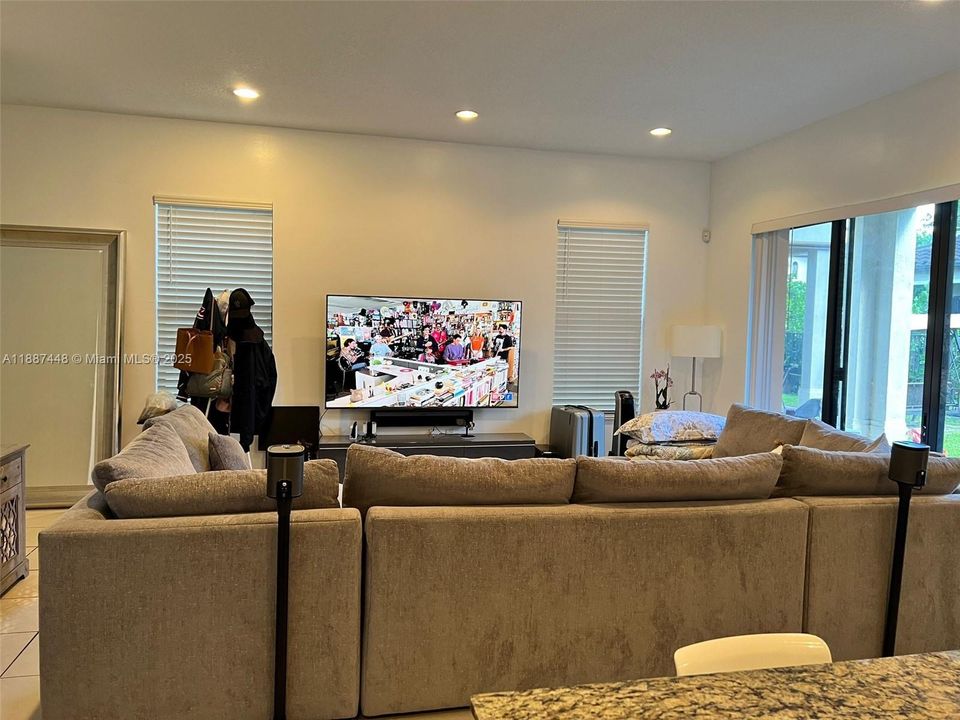 待售: $720,000 (3 贝兹, 2 浴室, 2025 平方英尺)