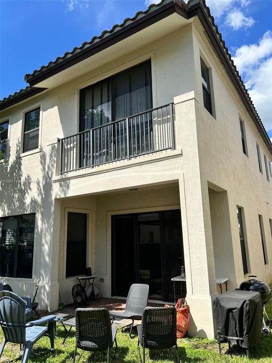 待售: $720,000 (3 贝兹, 2 浴室, 2025 平方英尺)