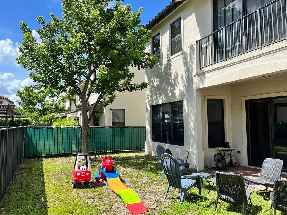 待售: $720,000 (3 贝兹, 2 浴室, 2025 平方英尺)