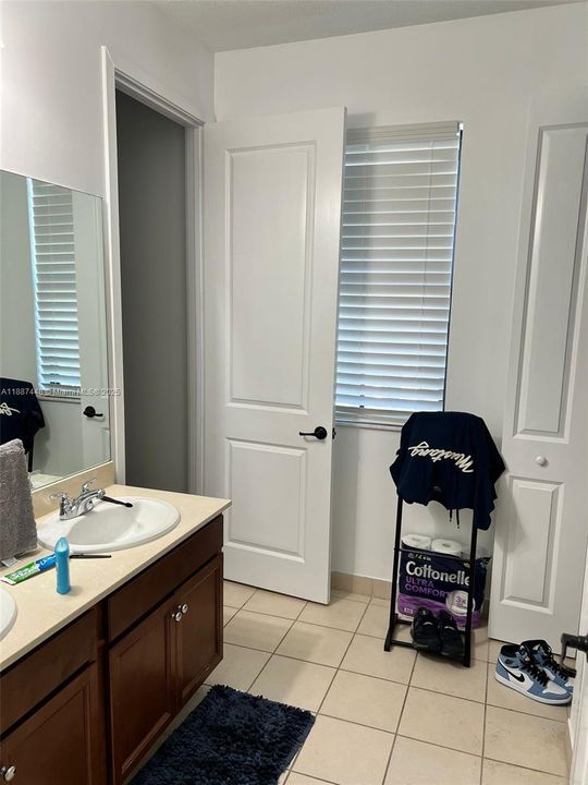 待售: $720,000 (3 贝兹, 2 浴室, 2025 平方英尺)