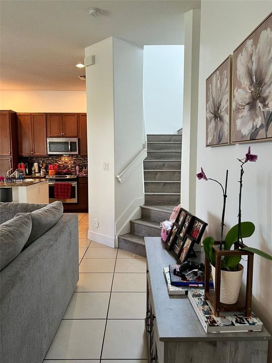 待售: $720,000 (3 贝兹, 2 浴室, 2025 平方英尺)