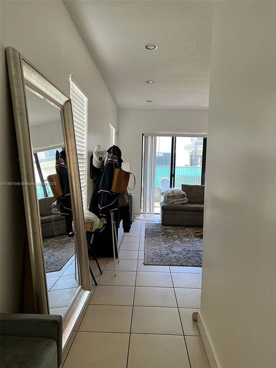 待售: $720,000 (3 贝兹, 2 浴室, 2025 平方英尺)