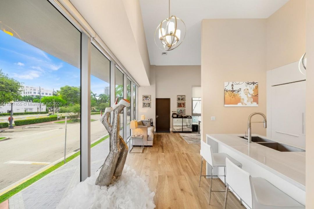 待售: $1,900,000 (1 贝兹, 1 浴室, 872 平方英尺)