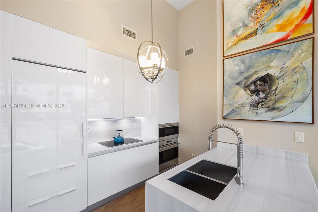 待售: $1,900,000 (1 贝兹, 1 浴室, 872 平方英尺)