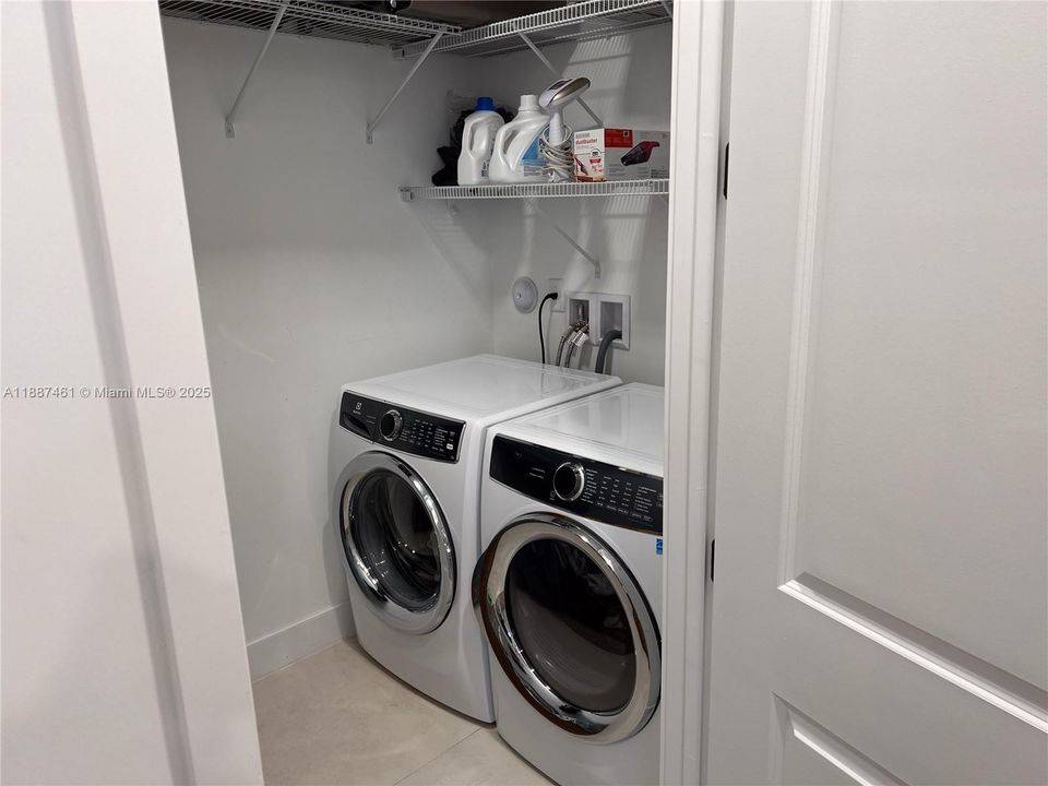 待售: $1,950,000 (5 贝兹, 6 浴室, 4004 平方英尺)