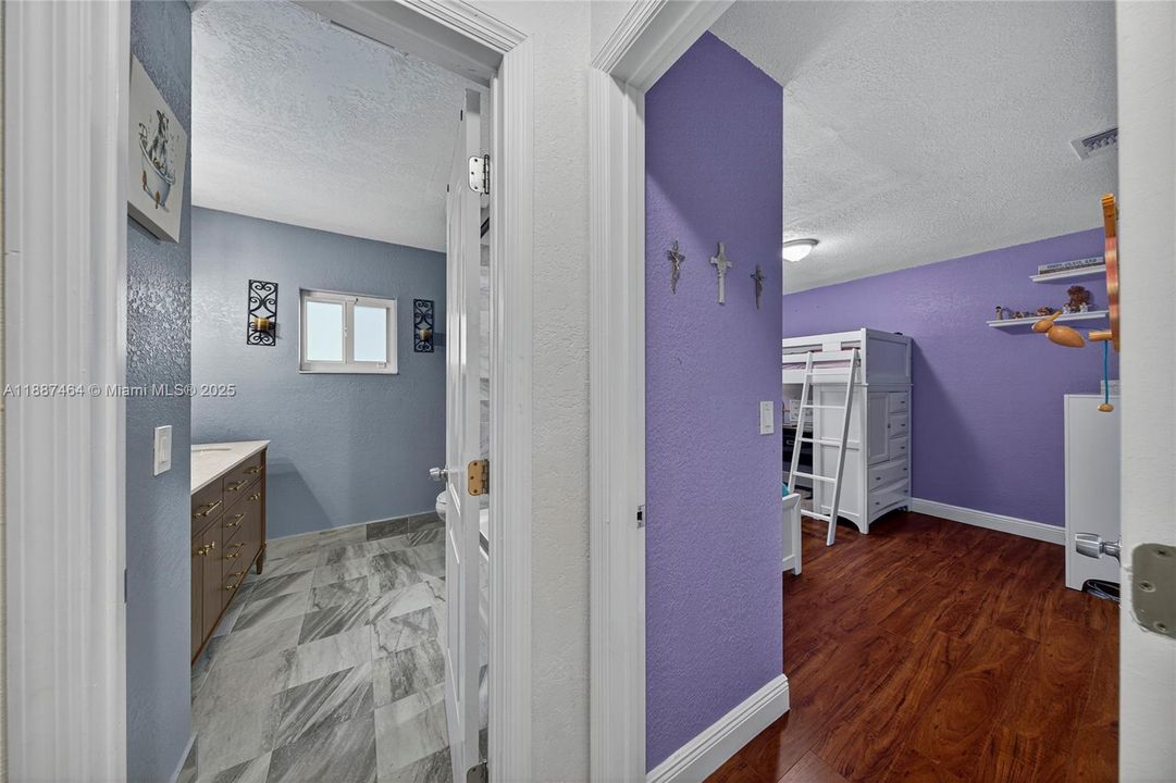 Recently Sold: $1,050,000 (3 beds, 2 baths, 1971 Square Feet)