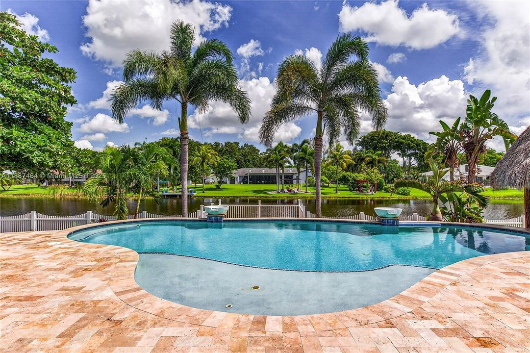 Recently Sold: $1,050,000 (3 beds, 2 baths, 1971 Square Feet)