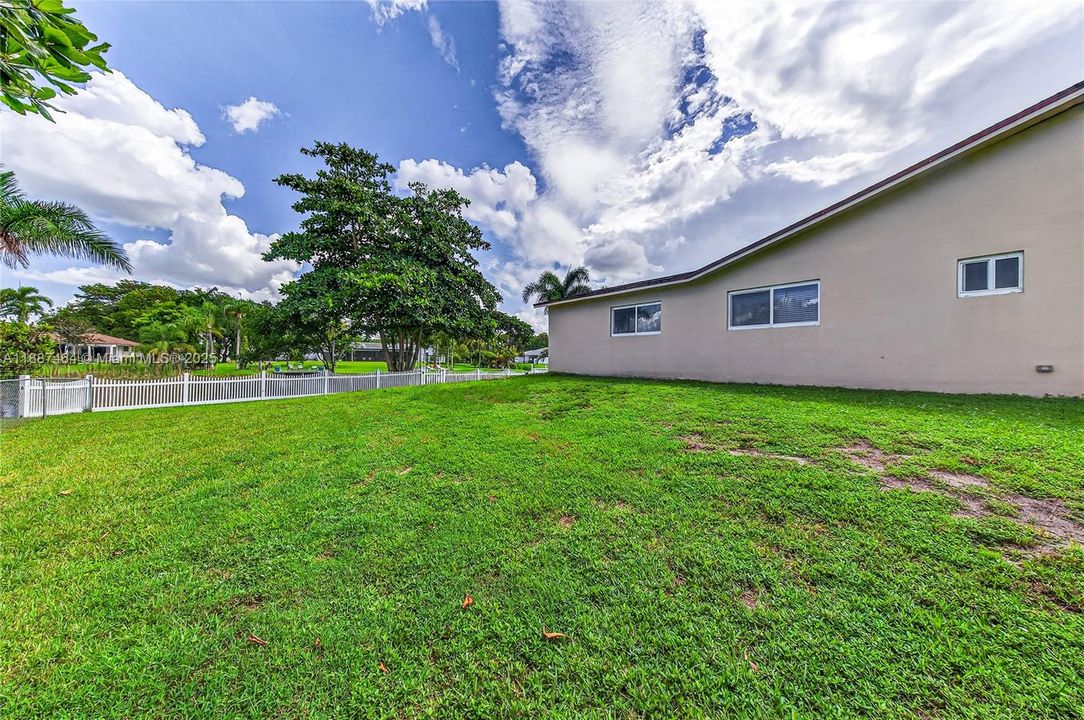 Recently Sold: $1,050,000 (3 beds, 2 baths, 1971 Square Feet)