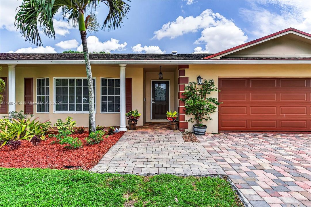 Recently Sold: $1,050,000 (3 beds, 2 baths, 1971 Square Feet)