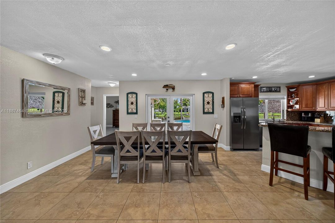 Recently Sold: $1,050,000 (3 beds, 2 baths, 1971 Square Feet)