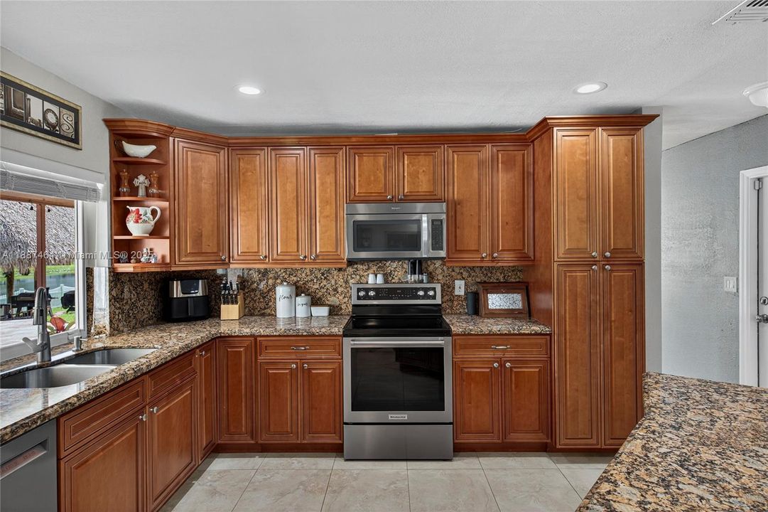 Recently Sold: $1,050,000 (3 beds, 2 baths, 1971 Square Feet)