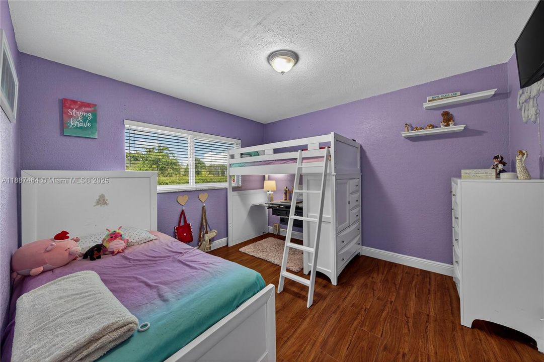 Recently Sold: $1,050,000 (3 beds, 2 baths, 1971 Square Feet)