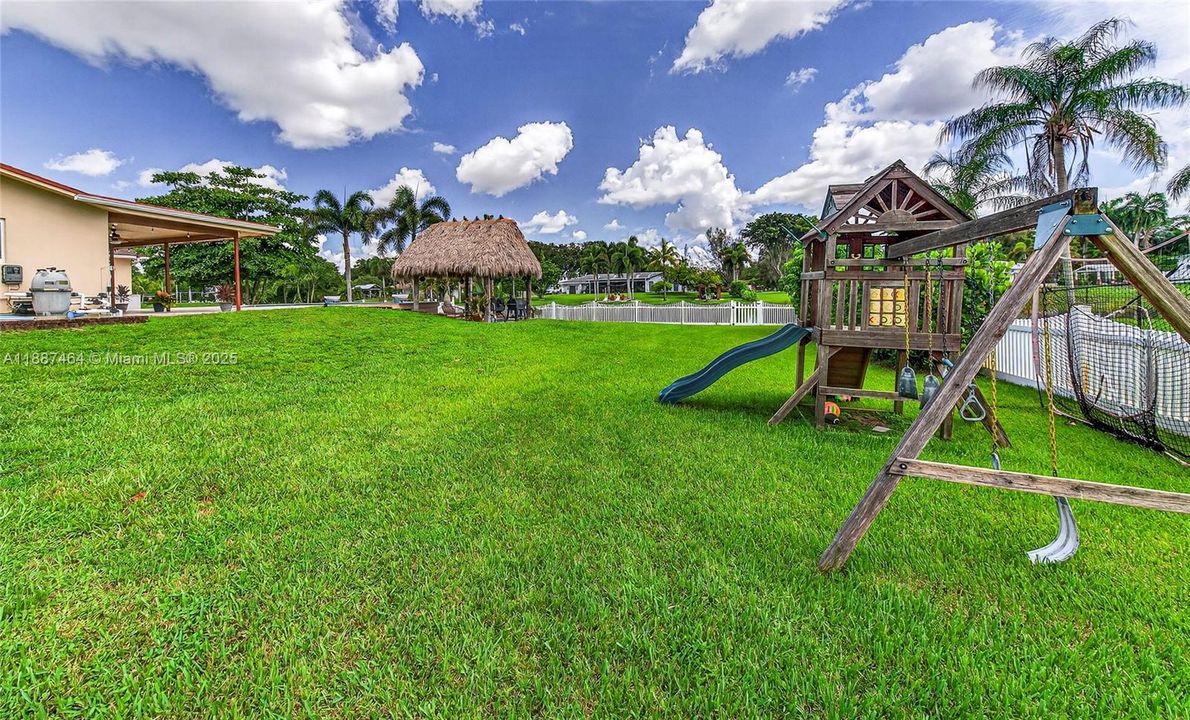 Recently Sold: $1,050,000 (3 beds, 2 baths, 1971 Square Feet)