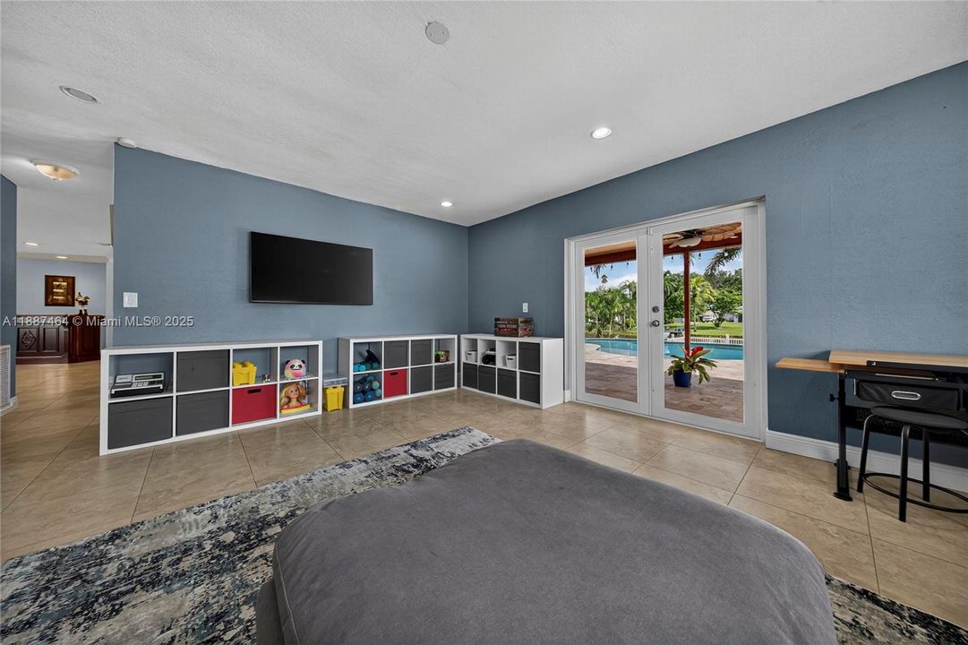 Recently Sold: $1,050,000 (3 beds, 2 baths, 1971 Square Feet)