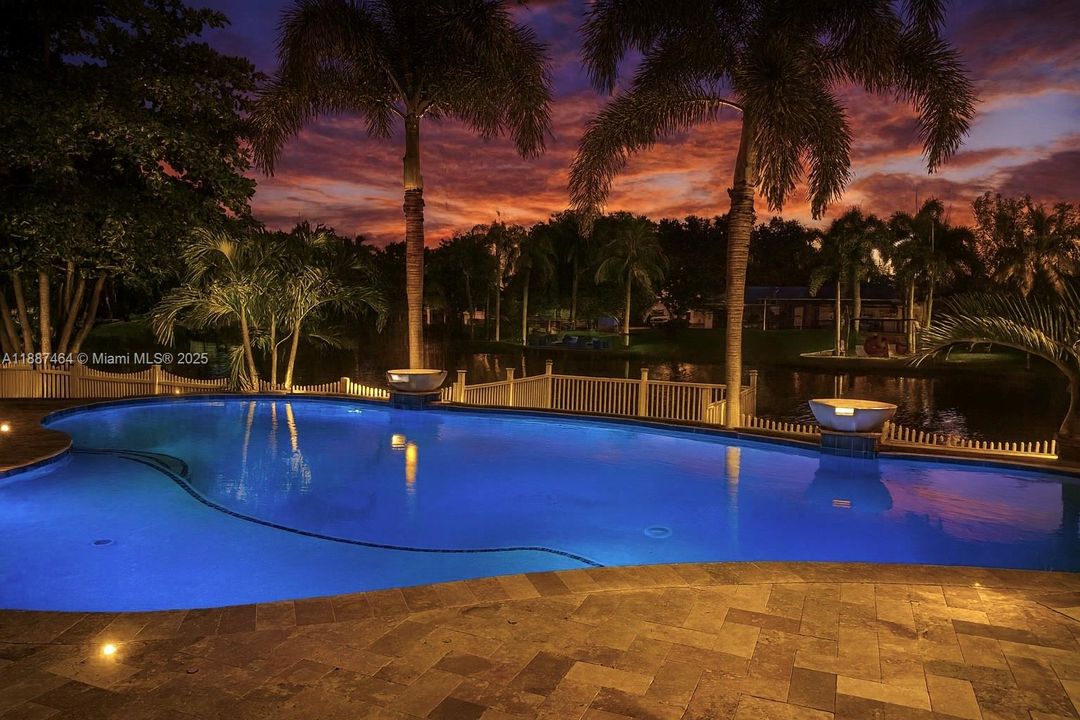 Recently Sold: $1,050,000 (3 beds, 2 baths, 1971 Square Feet)