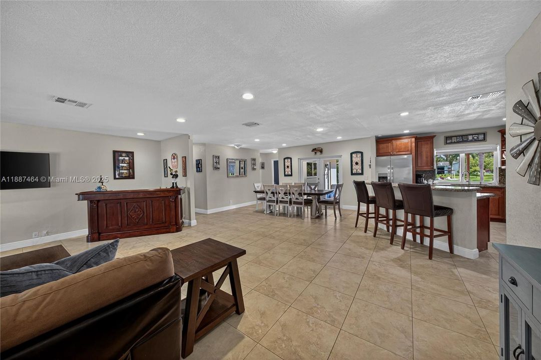 Recently Sold: $1,050,000 (3 beds, 2 baths, 1971 Square Feet)