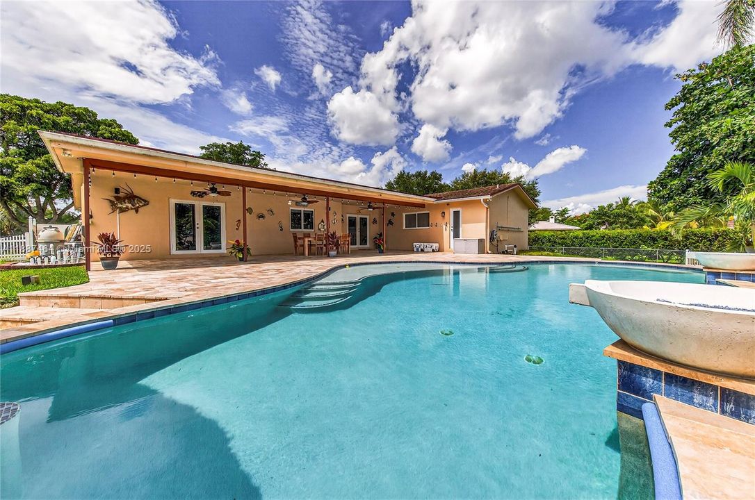 Recently Sold: $1,050,000 (3 beds, 2 baths, 1971 Square Feet)