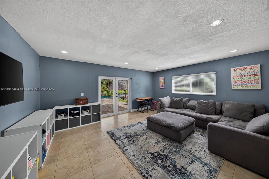 Recently Sold: $1,050,000 (3 beds, 2 baths, 1971 Square Feet)