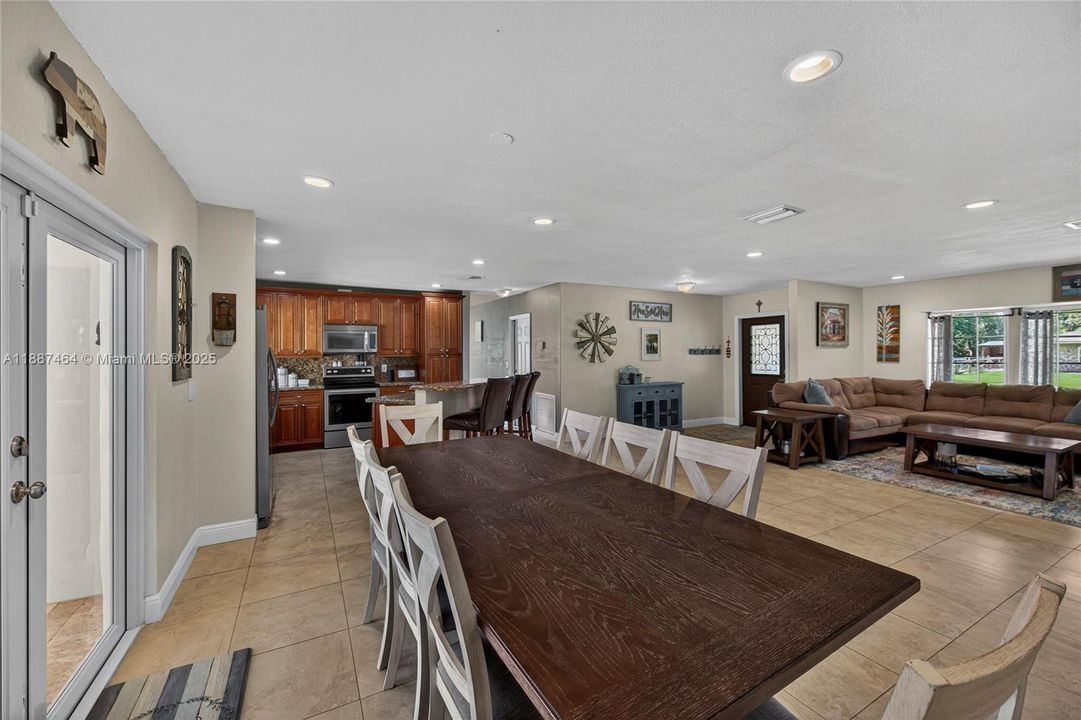 Recently Sold: $1,050,000 (3 beds, 2 baths, 1971 Square Feet)