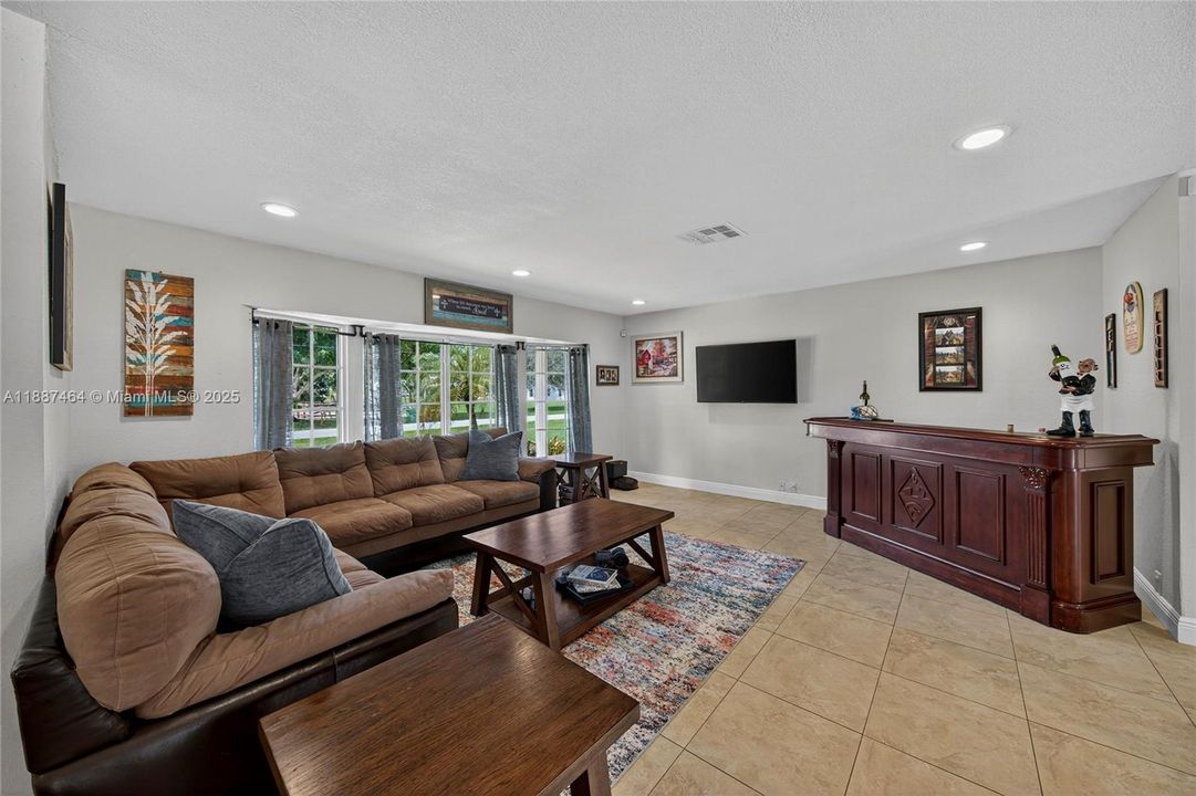 Recently Sold: $1,050,000 (3 beds, 2 baths, 1971 Square Feet)