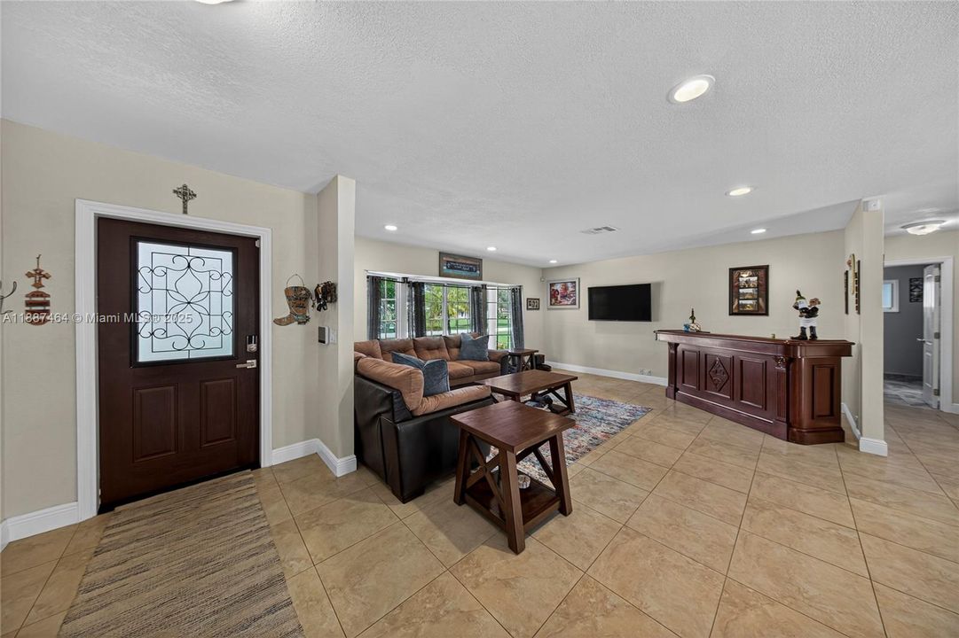 Recently Sold: $1,050,000 (3 beds, 2 baths, 1971 Square Feet)