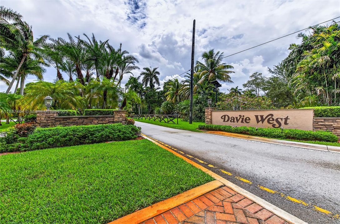Recently Sold: $1,050,000 (3 beds, 2 baths, 1971 Square Feet)