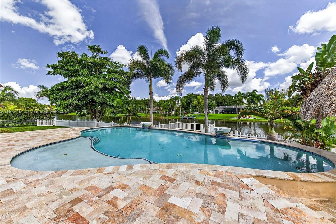 Recently Sold: $1,050,000 (3 beds, 2 baths, 1971 Square Feet)