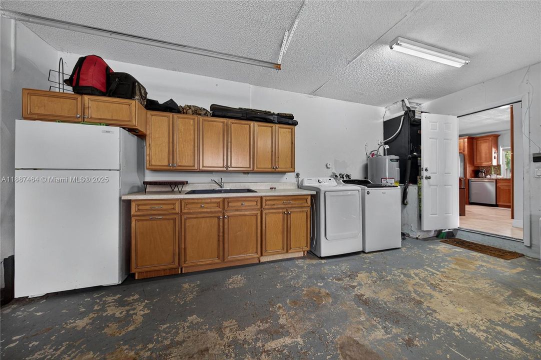 Recently Sold: $1,050,000 (3 beds, 2 baths, 1971 Square Feet)