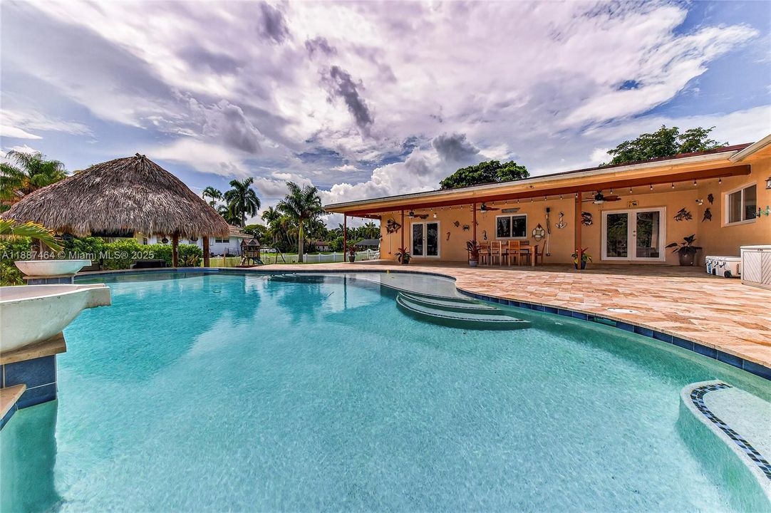 Recently Sold: $1,050,000 (3 beds, 2 baths, 1971 Square Feet)