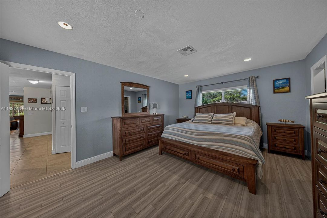 Recently Sold: $1,050,000 (3 beds, 2 baths, 1971 Square Feet)