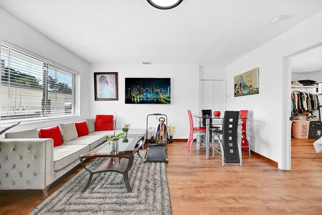 合同活跃: $1,550,000 (0 贝兹, 0 浴室, 3784 平方英尺)