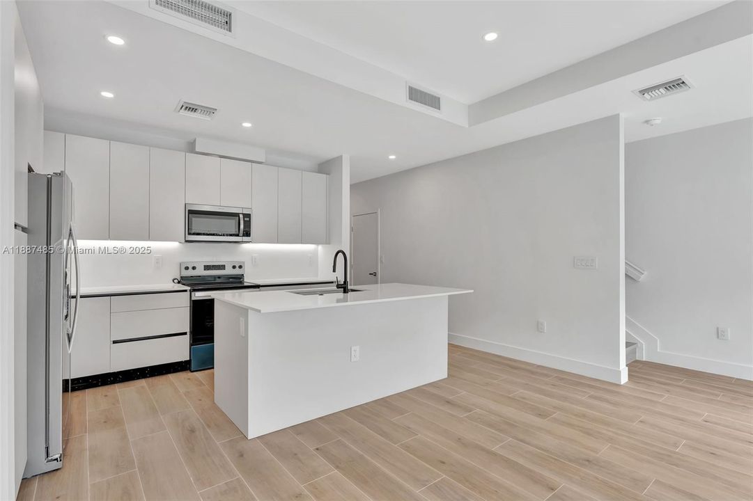 En Venta: $646,000 (3 camas, 2 baños, 1636 Pies cuadrados)