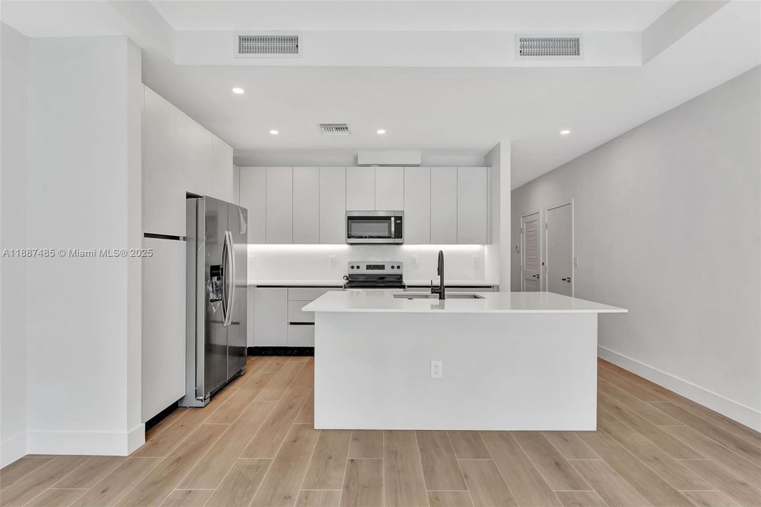 En Venta: $646,000 (3 camas, 2 baños, 1636 Pies cuadrados)